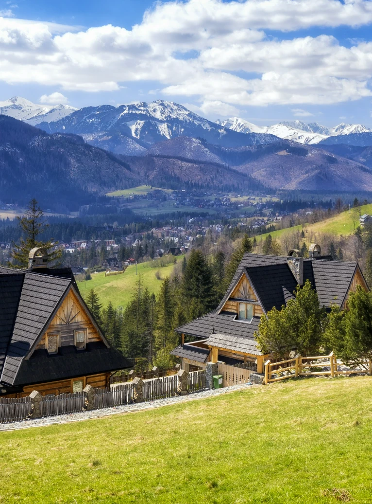 widok na&nbsp;góralskie domy i&nbsp;góry