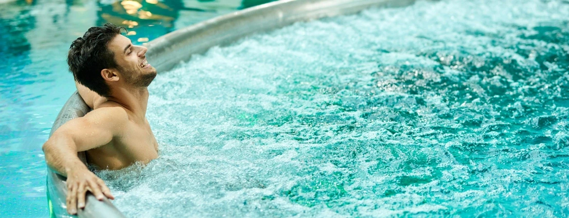 mężczyzna na&nbsp;termach